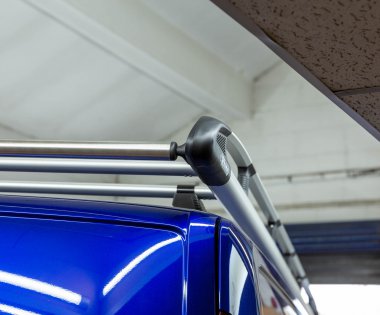 Van roof bar