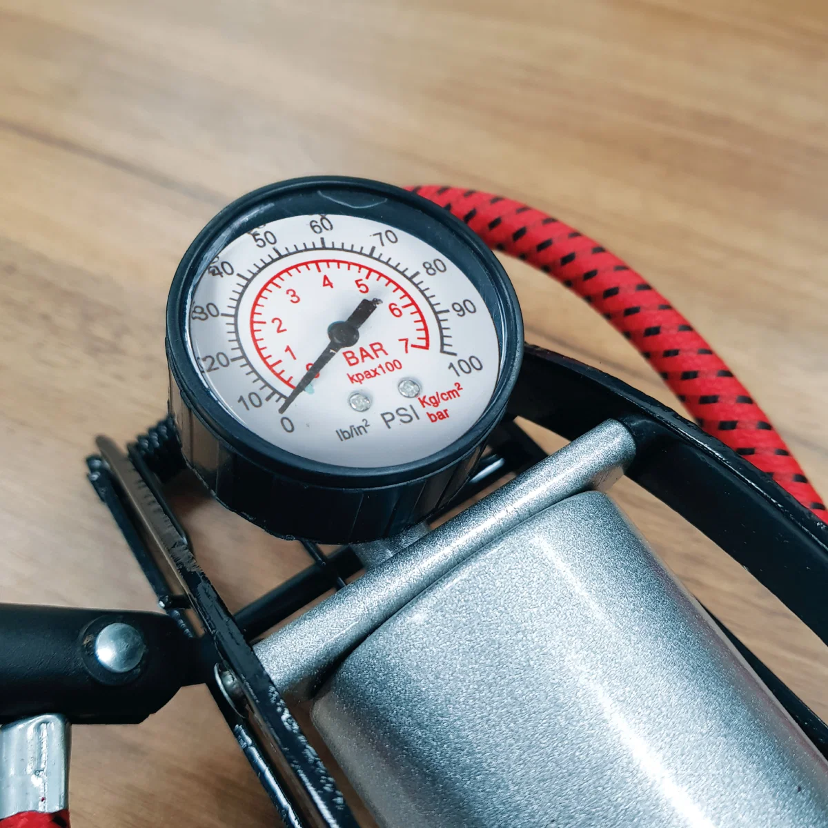 Streetwize De Luxe Twin Cylinder Foot Pump Tyre Inflator Analogue Gauge - Image 3